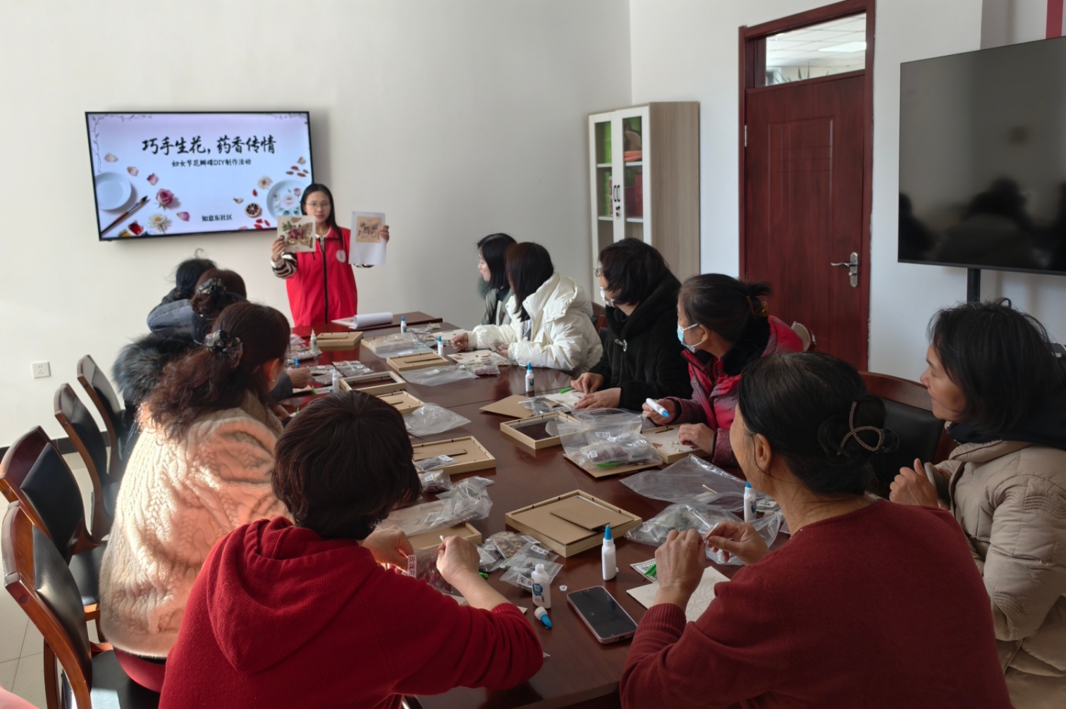 西城街道如意东社区”巧手生花，药香传情“活动照片2_副本.jpg
