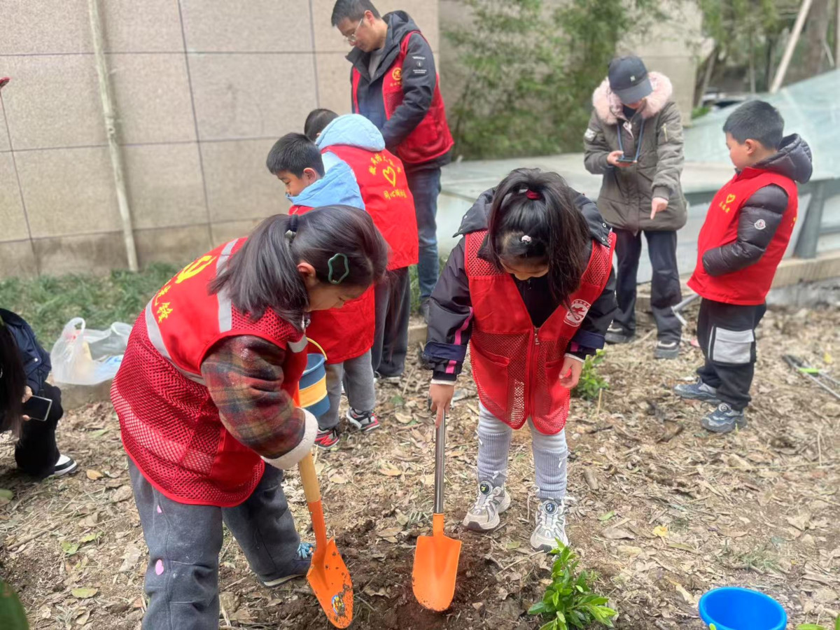 同心湖社区：童心护绿 共树未来1.jpg