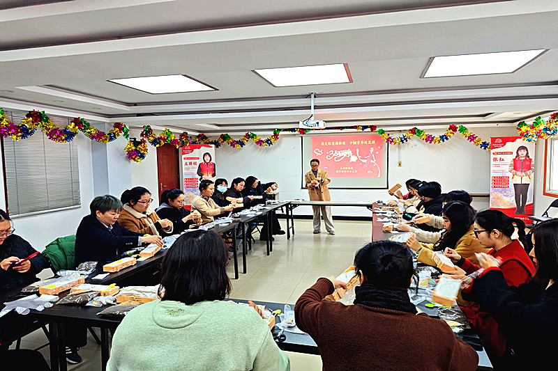 江苏省南京市玄武区新街口街道大石桥社区关工委开展“指尖造趣赏春景，巾帼巧手种春天”主题活动(1).jpg