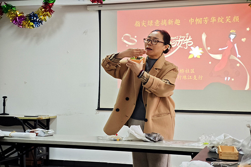 江苏省南京市玄武区新街口街道大石桥社区关工委开展“指尖造趣赏春景，巾帼巧手种春天”主题活动(2).jpg