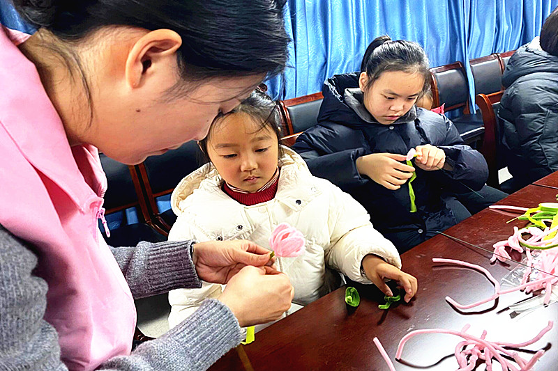 江苏省南京市秦淮区光华路街道紫杨佳园社区关工委开展“巧手绽芳华，家风传万家”妇女节主题活动(2).jpg