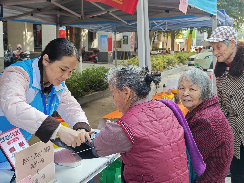 3月10日，广西壮族自治区柳州市鱼峰区天湖社区关工小组开展“志愿服务暖民心 便民服务进家门”主题活动 (4).jpg