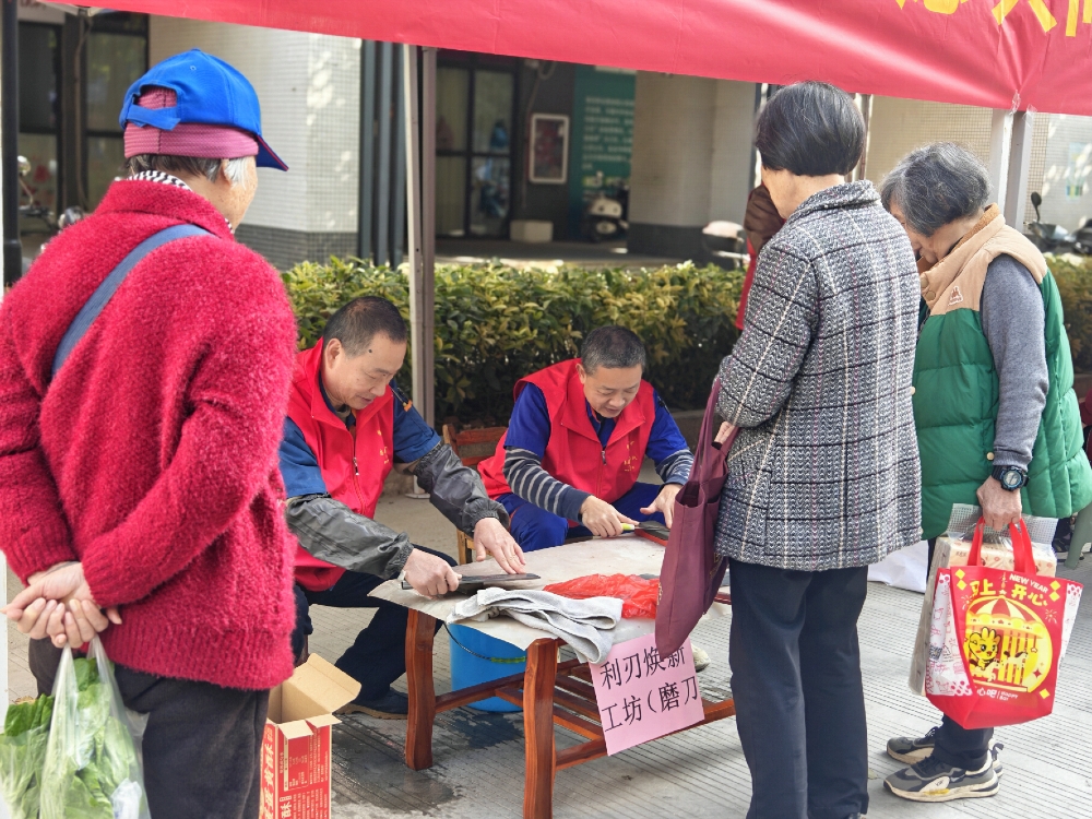 3月10日，广西壮族自治区柳州市鱼峰区天湖社区关工小组开展“志愿服务暖民心 便民服务进家门”主题活动 (6).jpg