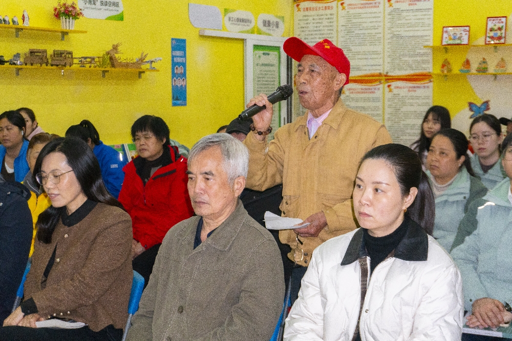 【书香润柳机  文心映匠心】社区“五老”代表覃旭兴现场吟诗一首，将老一代柳机人对工厂数十年的深厚感情娓娓道来.jpg