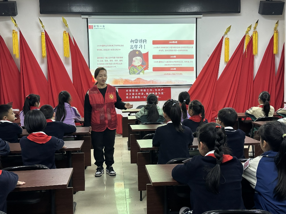 社区志愿者向同学们深情讲述了雷锋同志的感人事迹.jpg