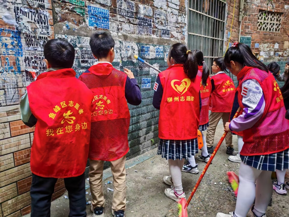 “红领巾”志愿者对社区内背街小巷、卫生死角进行全面的清洁整治。.jpg