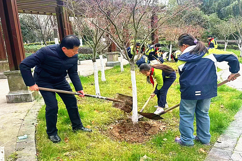 玄武湖街道关工委联合组织青少年学生开展植树节主题活动(2).jpg