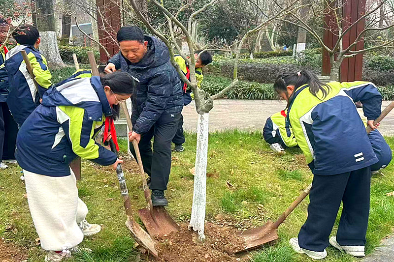 玄武湖街道关工委联合组织青少年学生开展植树节主题活动(3).jpg