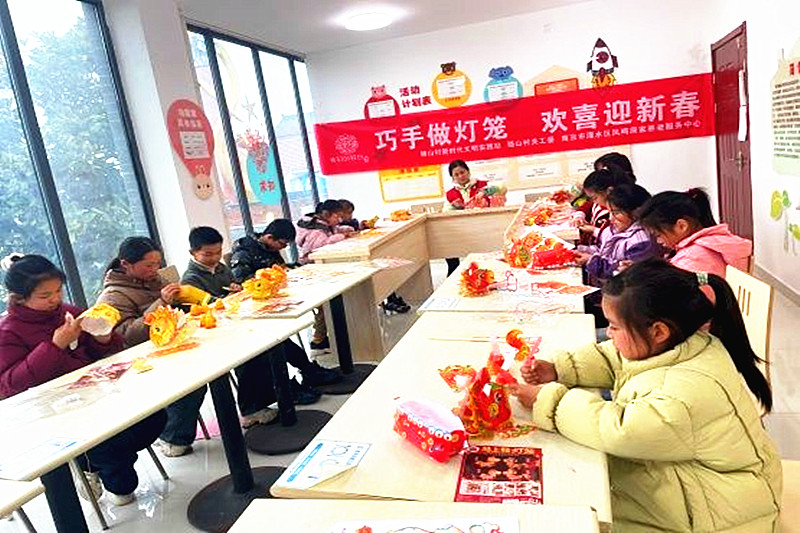江苏省南京市溧水区和凤镇骆山村关工委开展青少年手工灯笼制作活动(1).jpg