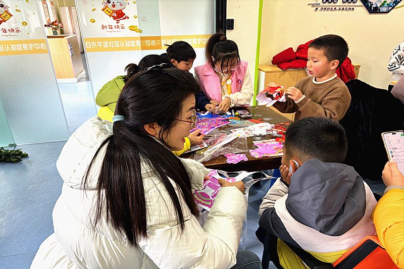 江苏省南京市栖霞区马群街道百水芊城社区开展“巧手做狮灯?温情庆三八”妇女节亲子手工主题活动(2).jpg