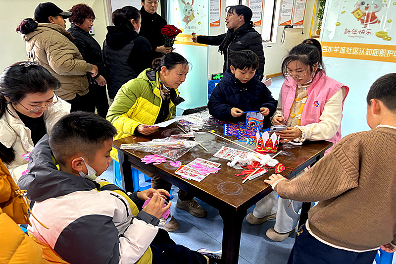 江苏省南京市栖霞区马群街道百水芊城社区开展“巧手做狮灯?温情庆三八”妇女节亲子手工主题活动(3).jpg