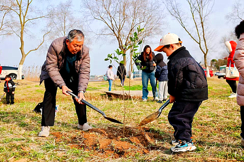 江苏省南京市鼓楼区凤凰街道华阳佳园社区开展妇女节和植树节主题亲子游活动(3).jpg