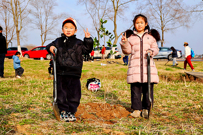 江苏省南京市鼓楼区凤凰街道华阳佳园社区开展妇女节和植树节主题亲子游活动(4).jpg