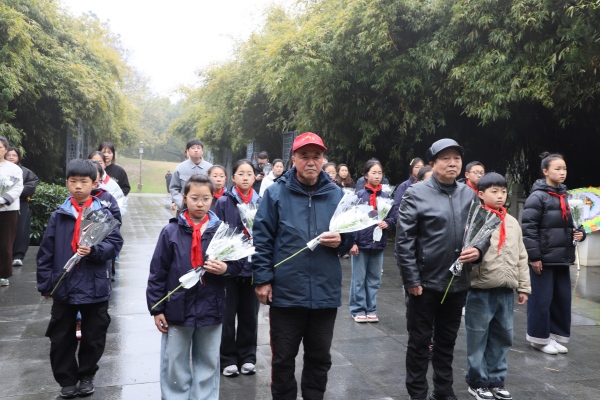 盛泽镇关工委：村社校同行祭英烈 红色薪火代代传2.jpg
