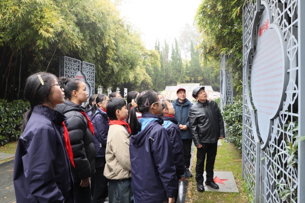 盛泽镇关工委：村社校同行祭英烈 红色薪火代代传3.jpg