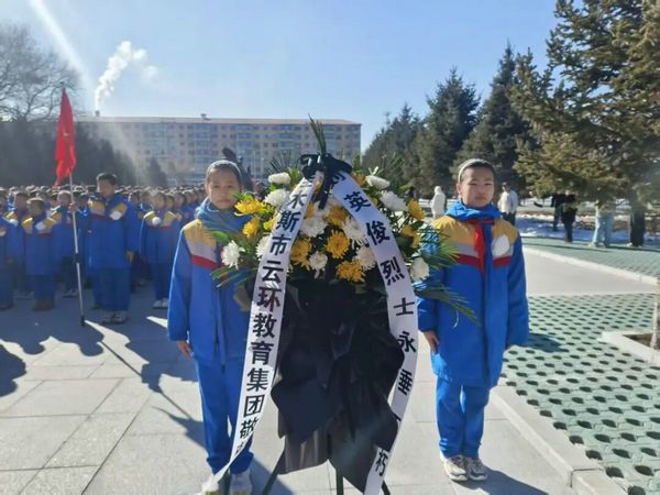 云环小学开展祭扫活动_副本.jpg