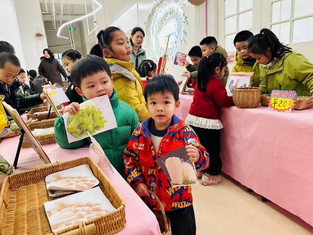 3月17日，广西壮族自治区柳州市天湖社区关工小组开展“萌娃当家学理财 趣味市集乐翻天”主题活动 (3).jpg