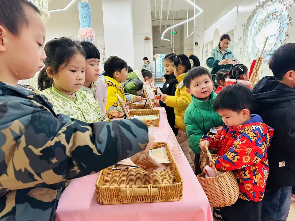 3月17日，广西壮族自治区柳州市天湖社区关工小组开展“萌娃当家学理财 趣味市集乐翻天”主题活动 (1).jpg