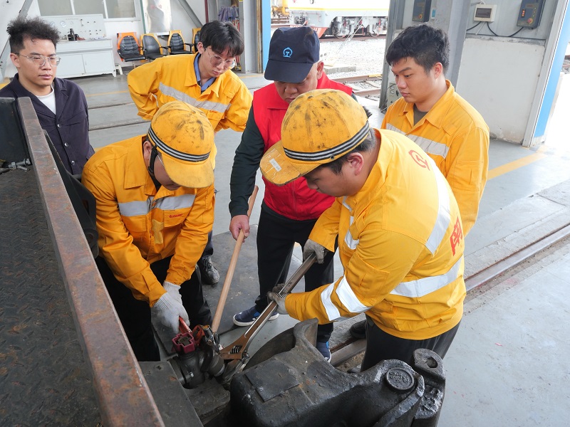 1773929644373188.jpg 图为段“五老”陆建辉指导青年职工开展实作练兵.jpg