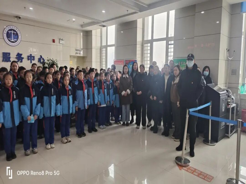 阳明小学走进法院开展法治教育实践活动1_副本.png