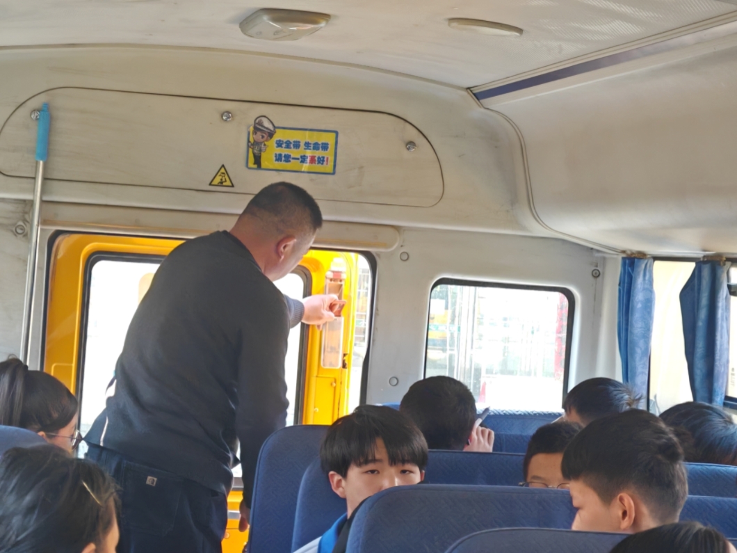 露河校车演1.jpg