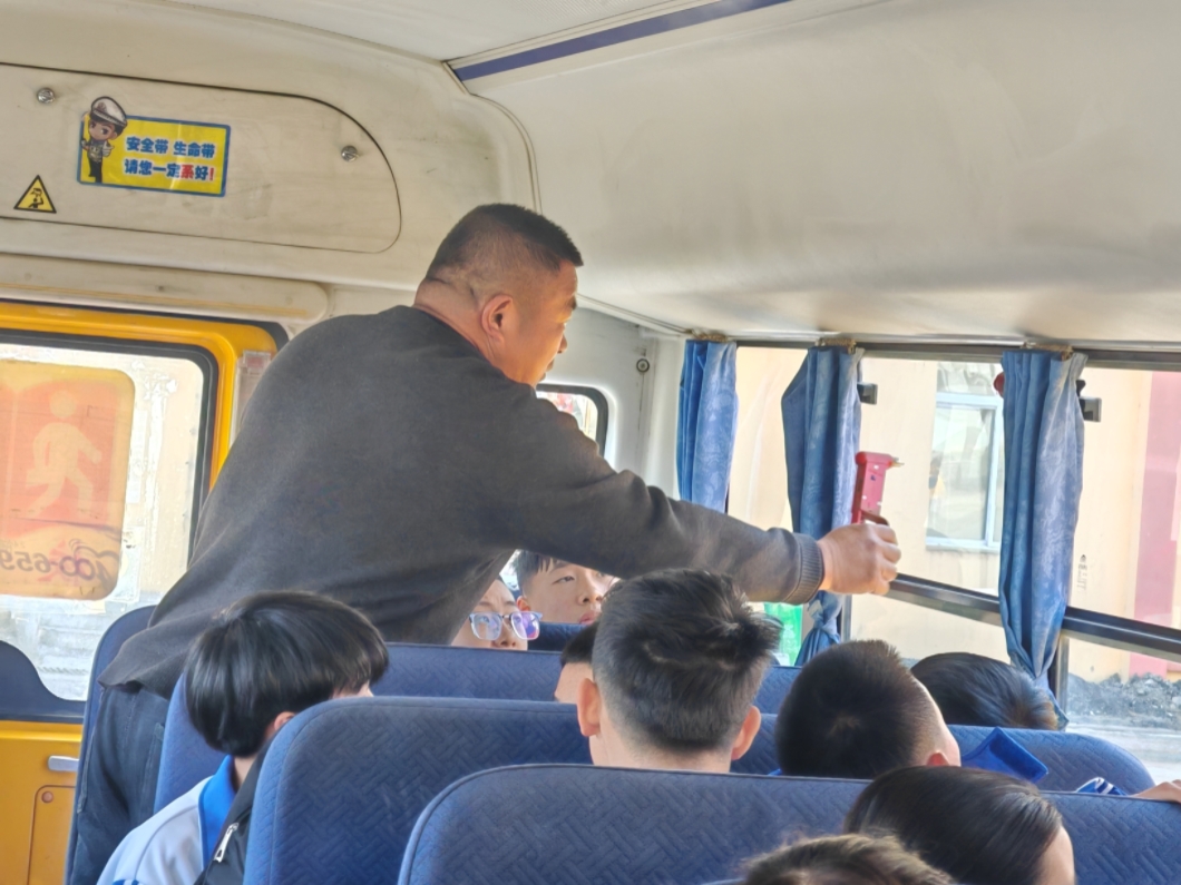 露河校车演2.jpg