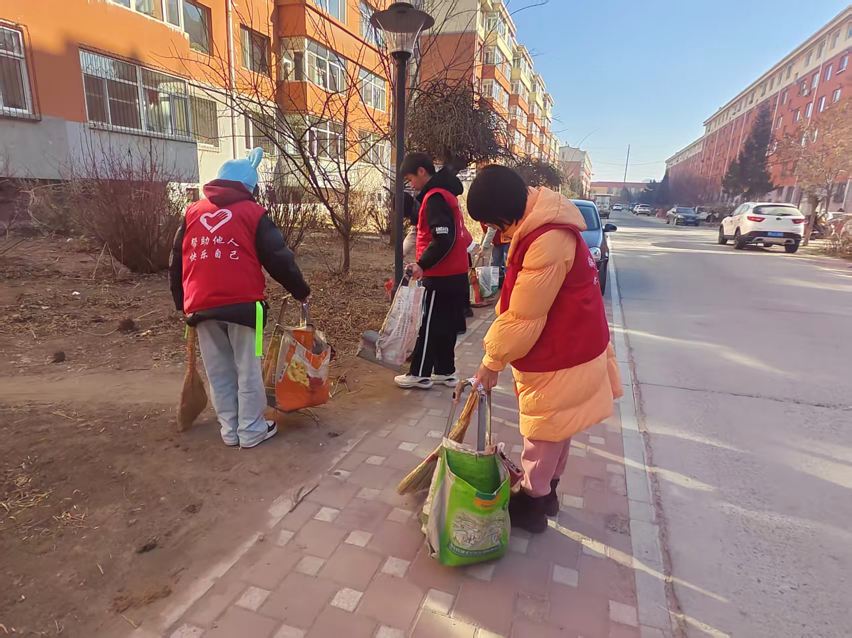 q西城街道惠宁东社区关工委开展“携手清环境，社区更宜居”志愿服务活动照片1.jpg