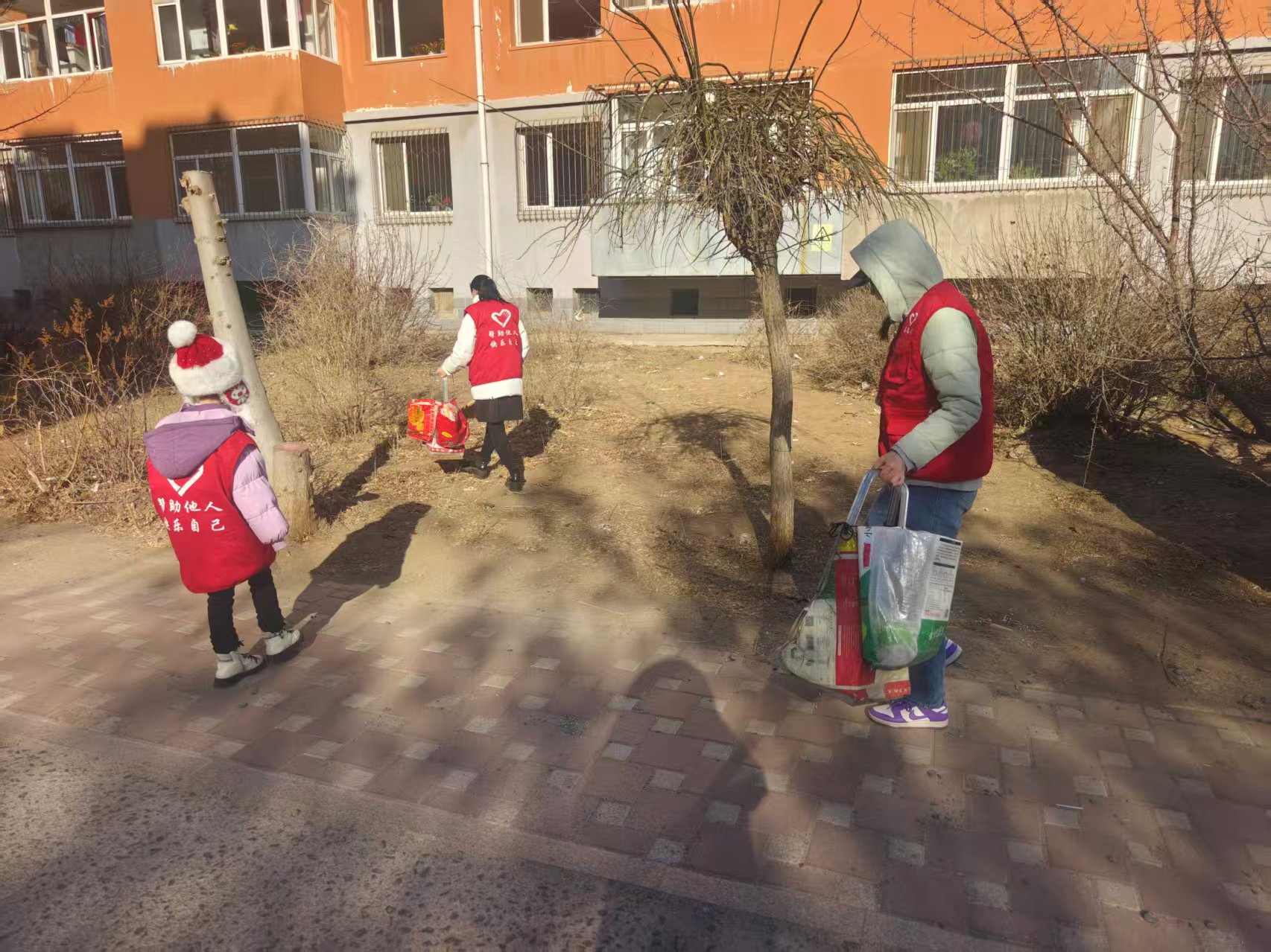 q西城街道惠宁东社区关工委开展“携手清环境，社区更宜居”志愿服务活动照片2.jpg