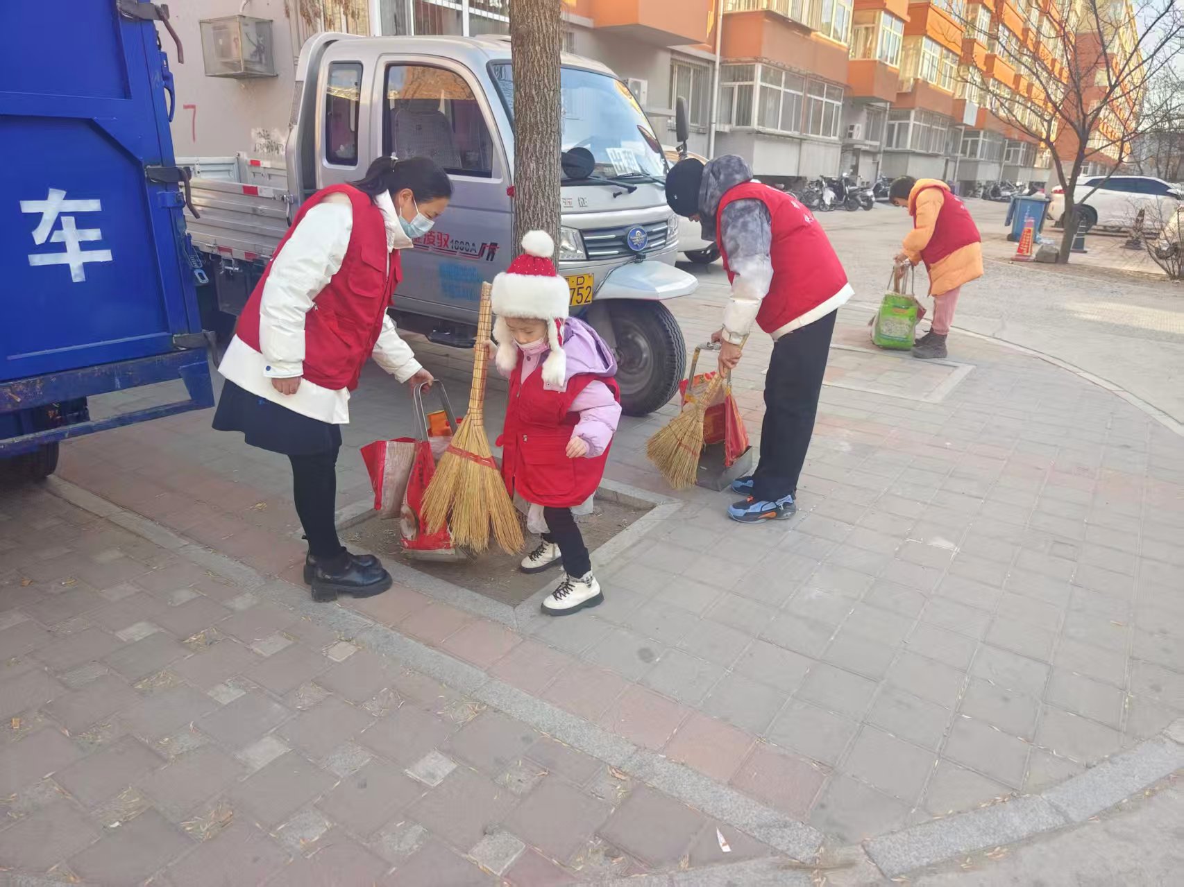q西城街道惠宁东社区关工委开展“携手清环境，社区更宜居”志愿服务活动照片3.jpg