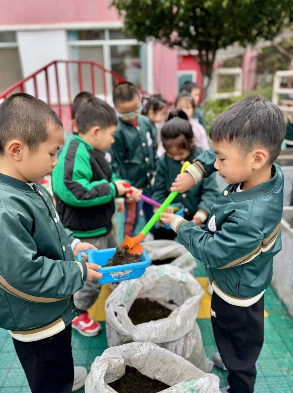 3月23日，广西壮族自治区柳州市鱼峰区天湖社区关工小组联合幼儿园，开展“小小园丁·耕耘成长”种植实践活动1.jpg