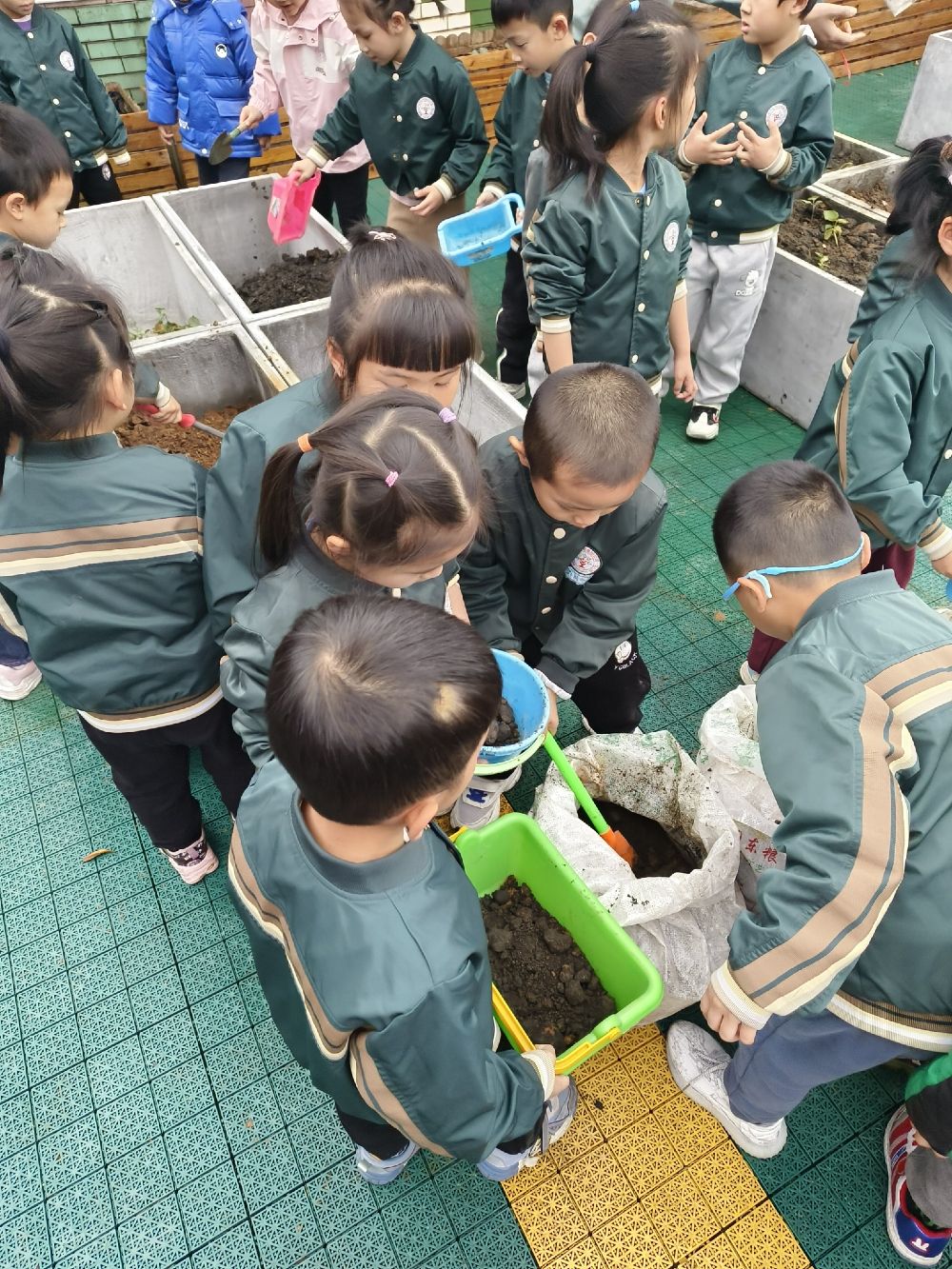 3月23日，广西壮族自治区柳州市鱼峰区天湖社区关工小组联合幼儿园，开展“小小园丁·耕耘成长”种植实践活动2.jpg