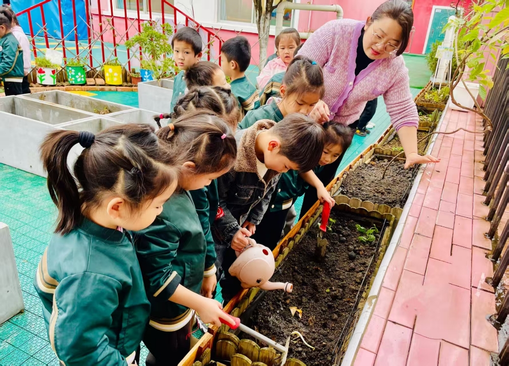 3月23日，广西壮族自治区柳州市鱼峰区天湖社区关工小组联合幼儿园，开展“小小园丁·耕耘成长”种植实践活动3.jpg