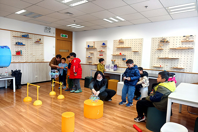 江苏省南京市鼓楼区江东街道长阳花园社区开展“指尖操控蓝天，童心飞越障碍”活动(1).jpg