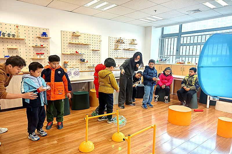 江苏省南京市鼓楼区江东街道长阳花园社区开展“指尖操控蓝天，童心飞越障碍”活动(2).jpg