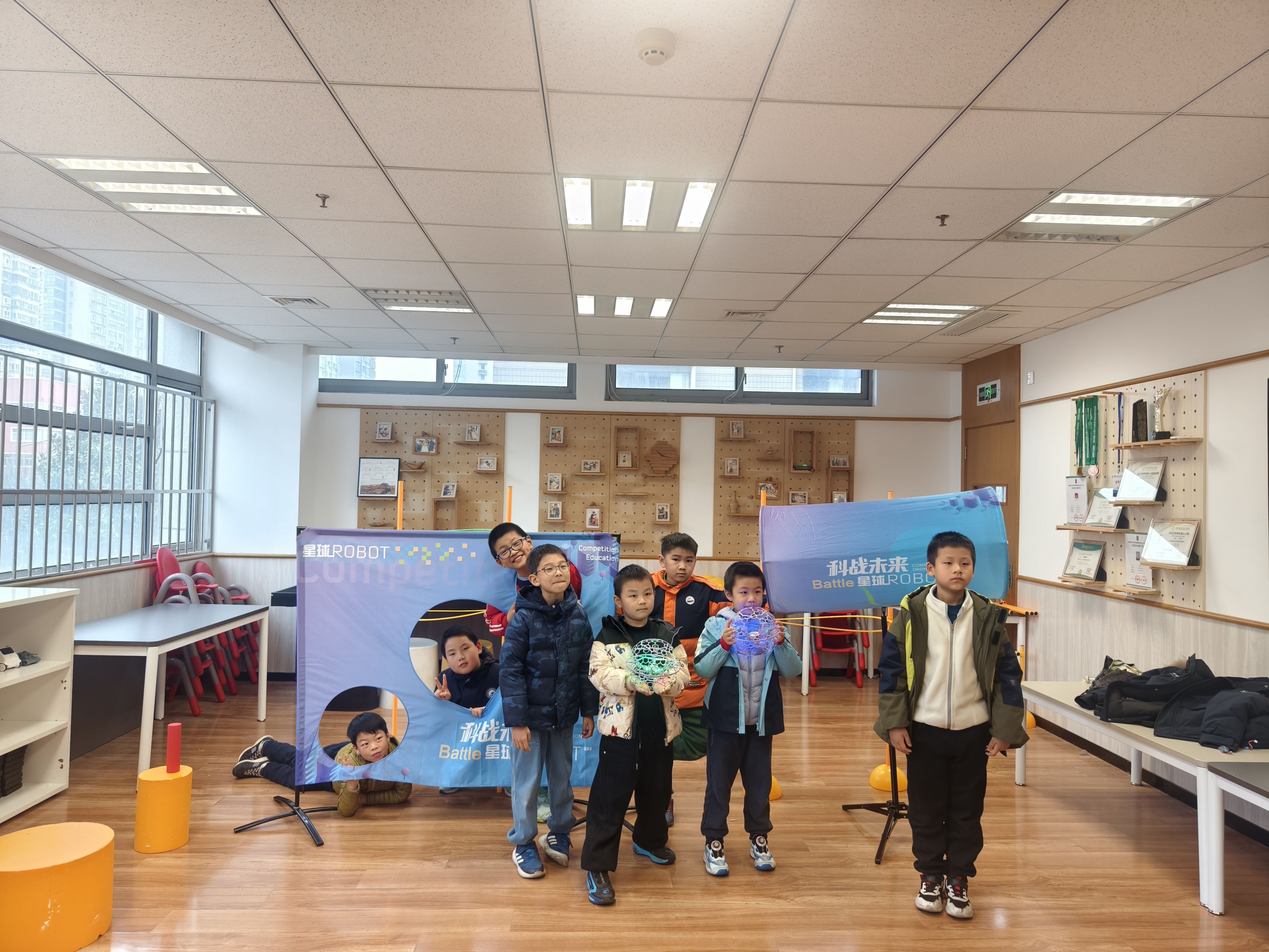 江苏省南京市鼓楼区江东街道长阳花园社区开展“指尖操控蓝天，童心飞越障碍”活动(3).jpg