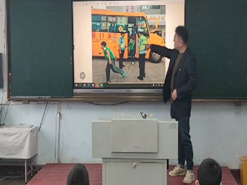 桦林镇中心校校车安全演练1_副本.png