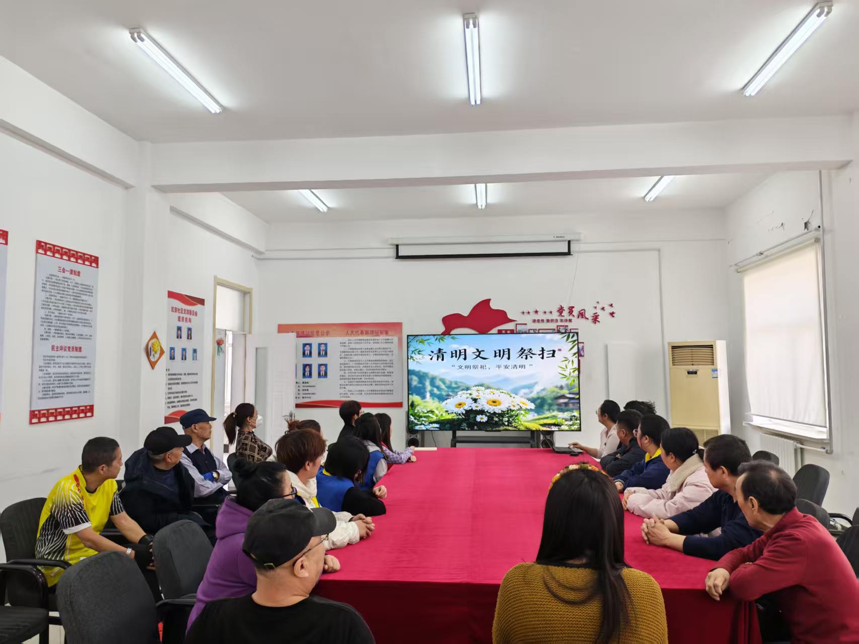 大庆市红岗区杏南街道红杏社区关工小组开展“文明祭扫 绿色清明”主题宣讲实践活动 (1).jpg