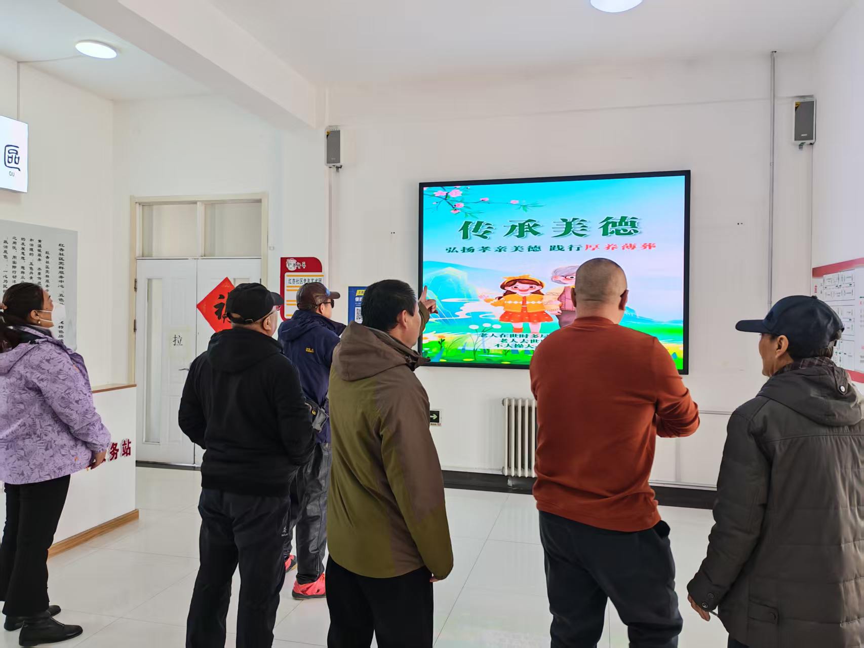 大庆市红岗区杏南街道红杏社区关工小组开展“文明祭扫 绿色清明”主题宣讲实践活动 (2).jpg