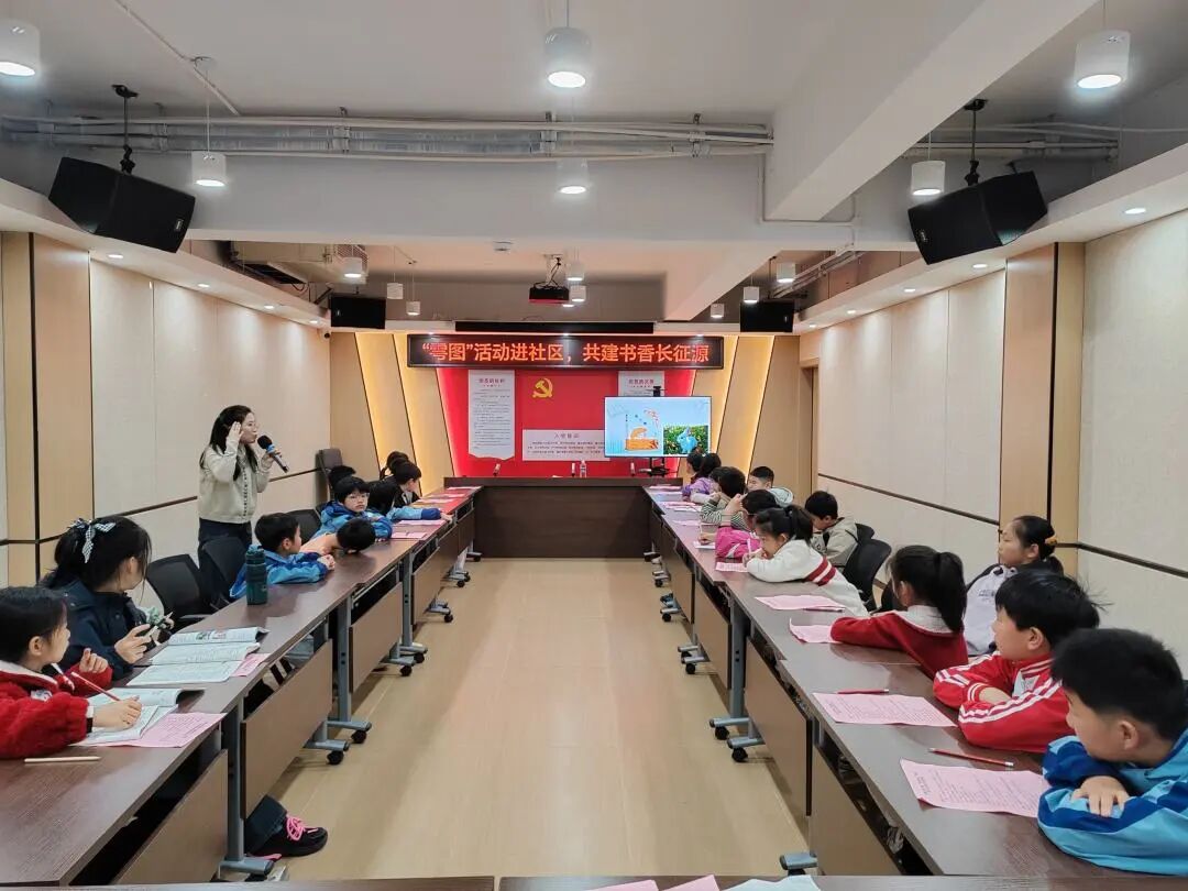 文广旅局关工委志愿者为学生们开展导读.jpg