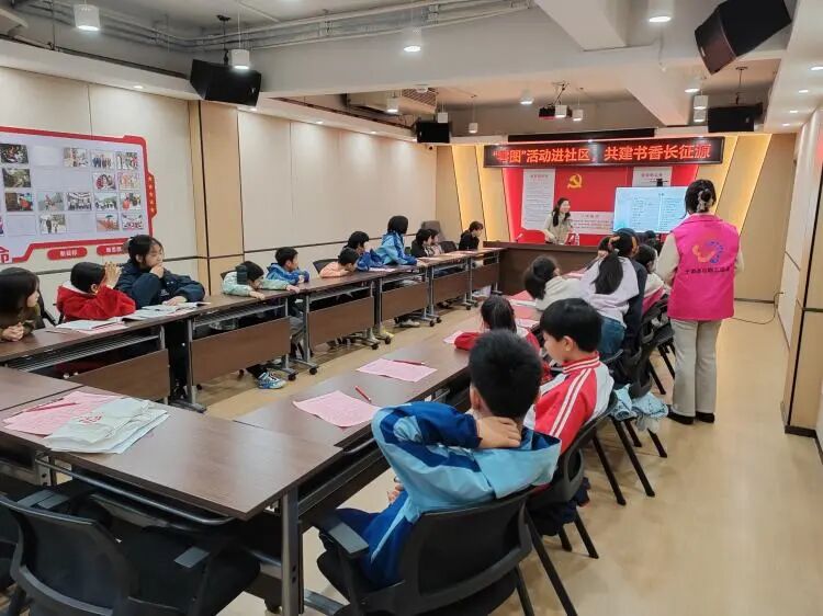 学生们积极参加互动.jpg
