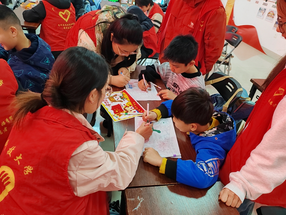 小朋友与志愿者共同绘雷锋画报.jpg