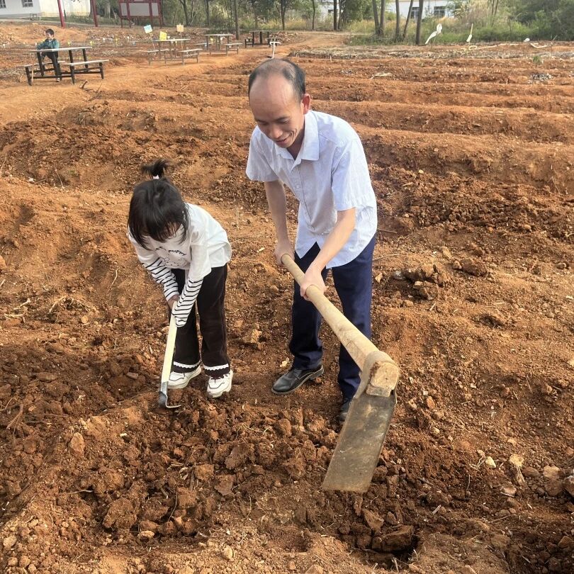 “五老”志愿者带领学生锄地.jpg