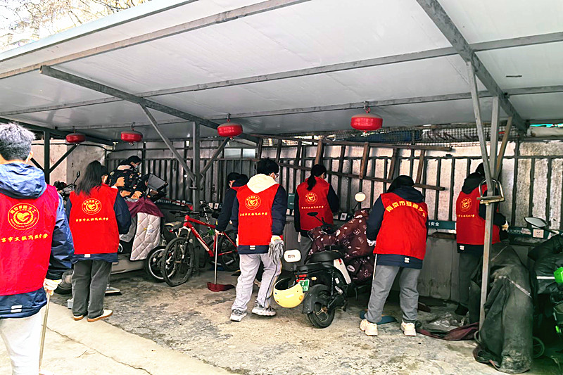 江苏省南京市秦淮区双塘街道玉带园社区关工委携手文枢高中开展清洁家园志愿活动(1).jpg