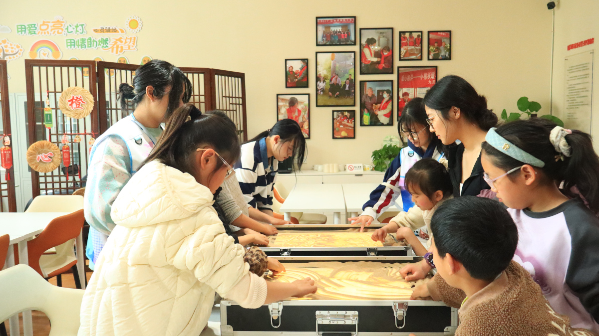 1774400225801509.jpg 龙源社区关工委开展“沙画润童心 关爱伴成长”活动1.JPG