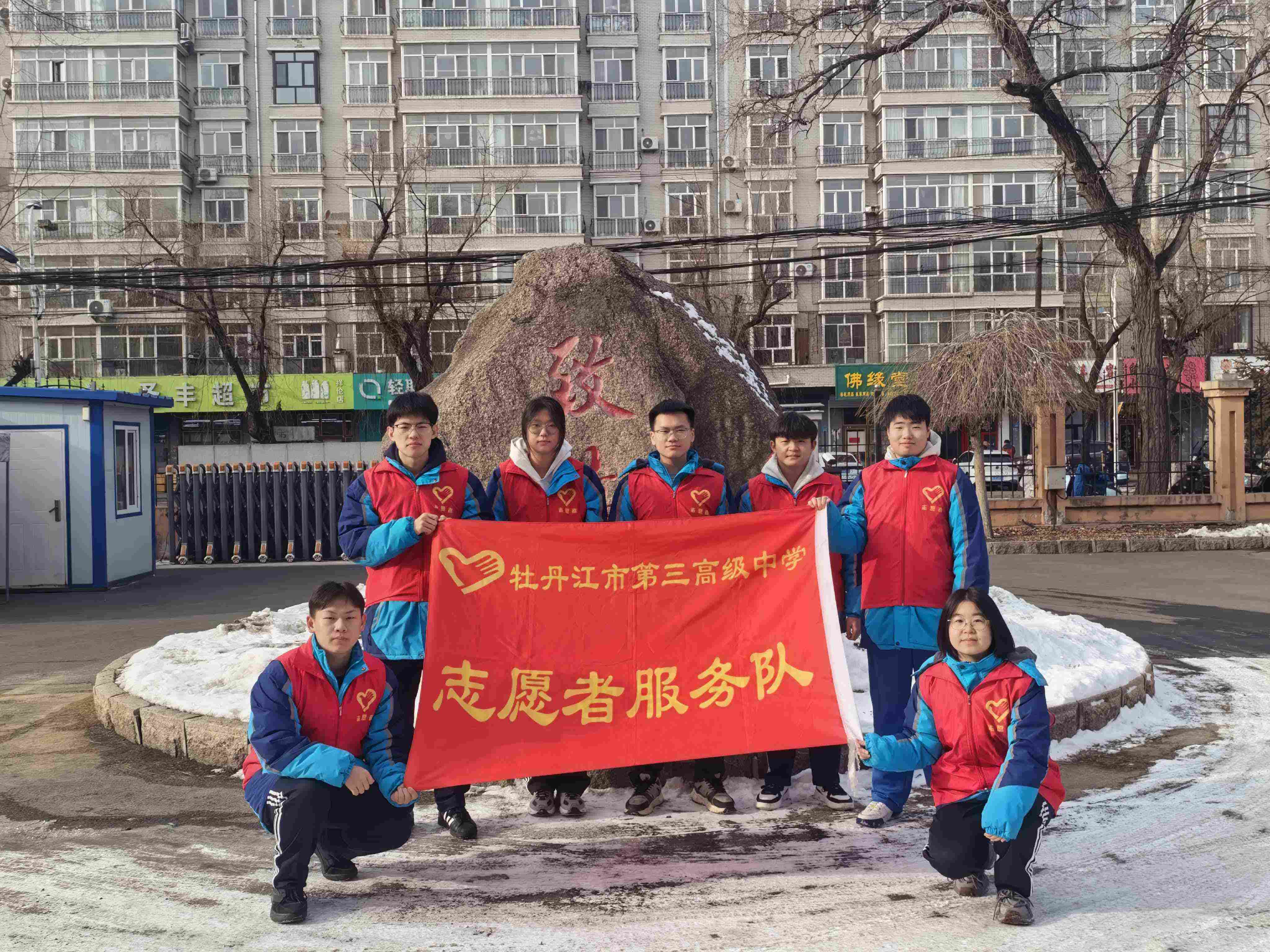 学习雷锋清扫.jpg