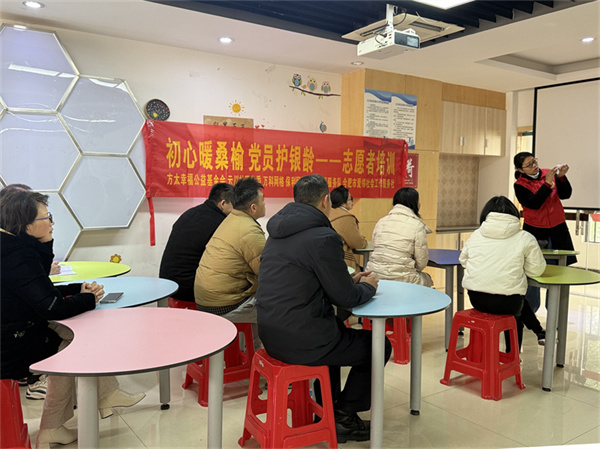 初心暖桑榆 党员护银龄.jpg