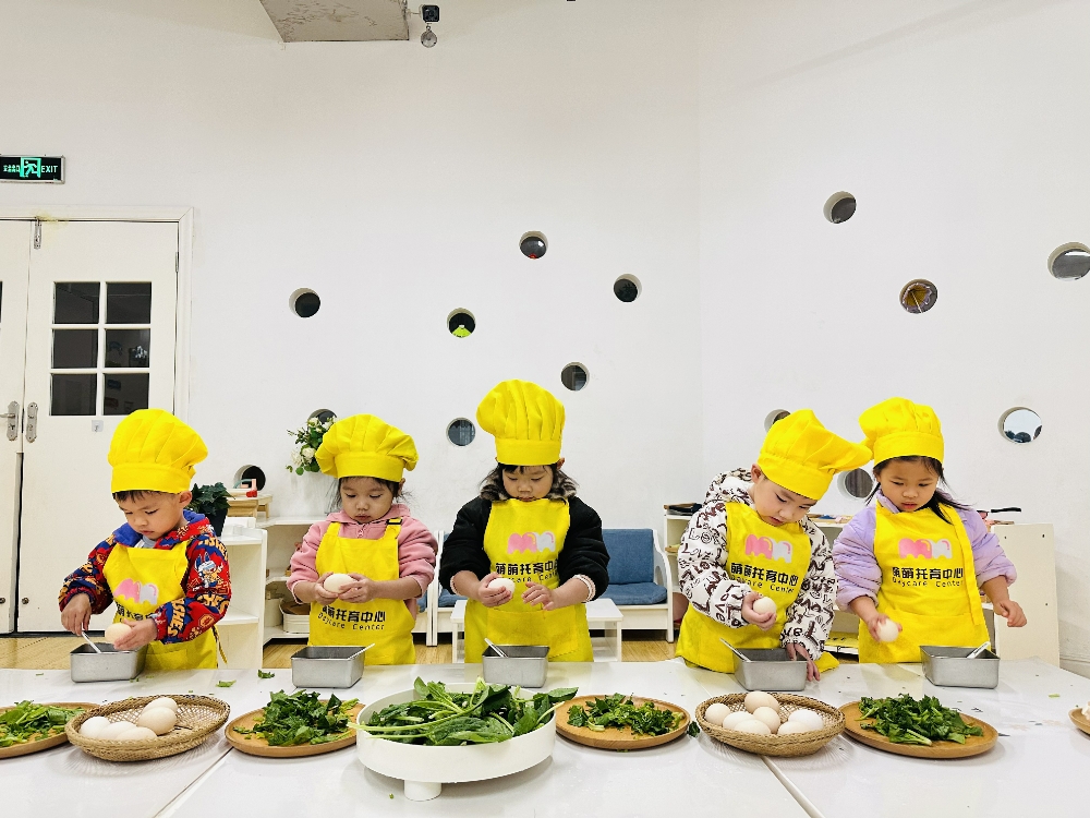 3月25日，广西壮族自治区柳州市鱼峰区天湖社区关工小组开展“萌娃下厨学技艺 劳动实践促成长”趣味主题活动 (2).jpg