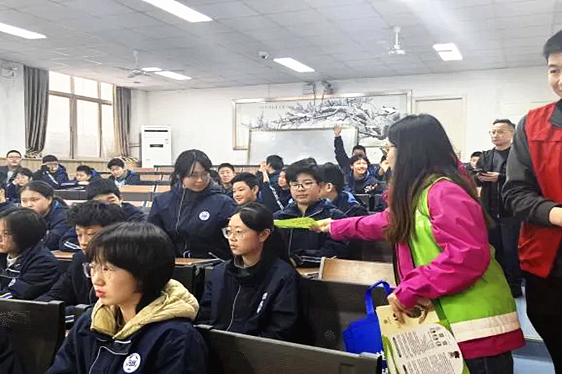 江苏省南京市玄武区梅园新村街道梅园新村社区关工委走进科利华中学梅园校区开展禁毒宣传(2).png