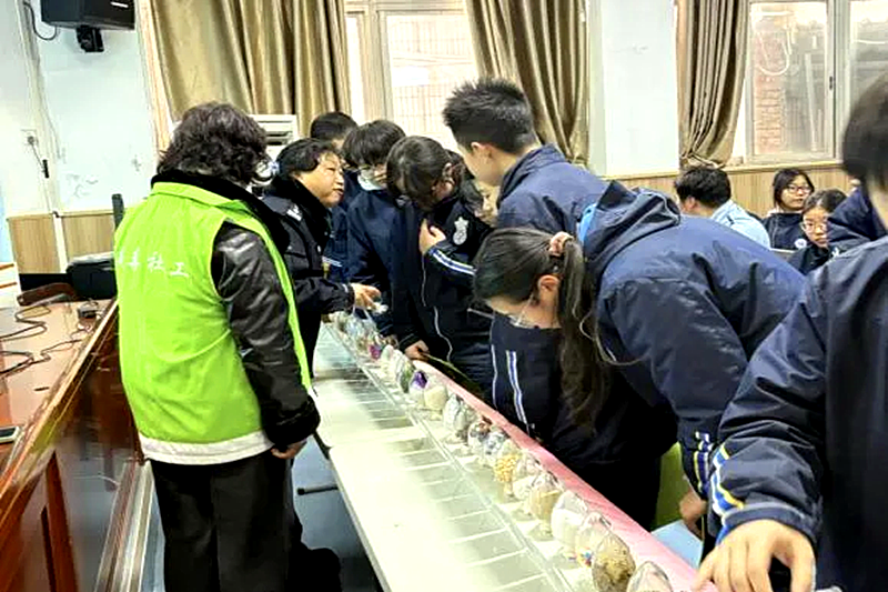 江苏省南京市玄武区梅园新村街道梅园新村社区关工委走进科利华中学梅园校区开展禁毒宣传(3).png
