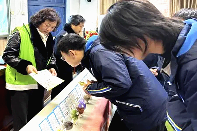 江苏省南京市玄武区梅园新村街道梅园新村社区关工委走进科利华中学梅园校区开展禁毒宣传(4).png